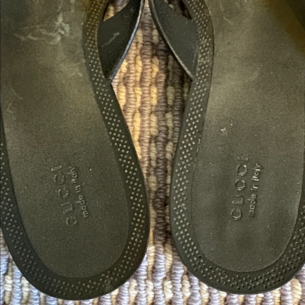 Gucci Black Flip-Flops with Signature Emblem - Picture 3 of 5